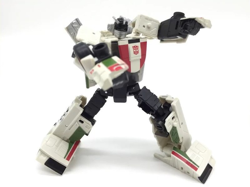 Transformers Earthrise Deluxe Wheeljack Video Review With Images 06 (6 of 24)